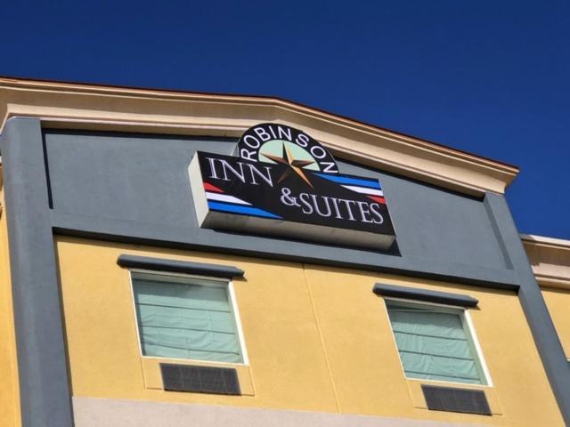 Robinson Inn And Suites Exterior photo
